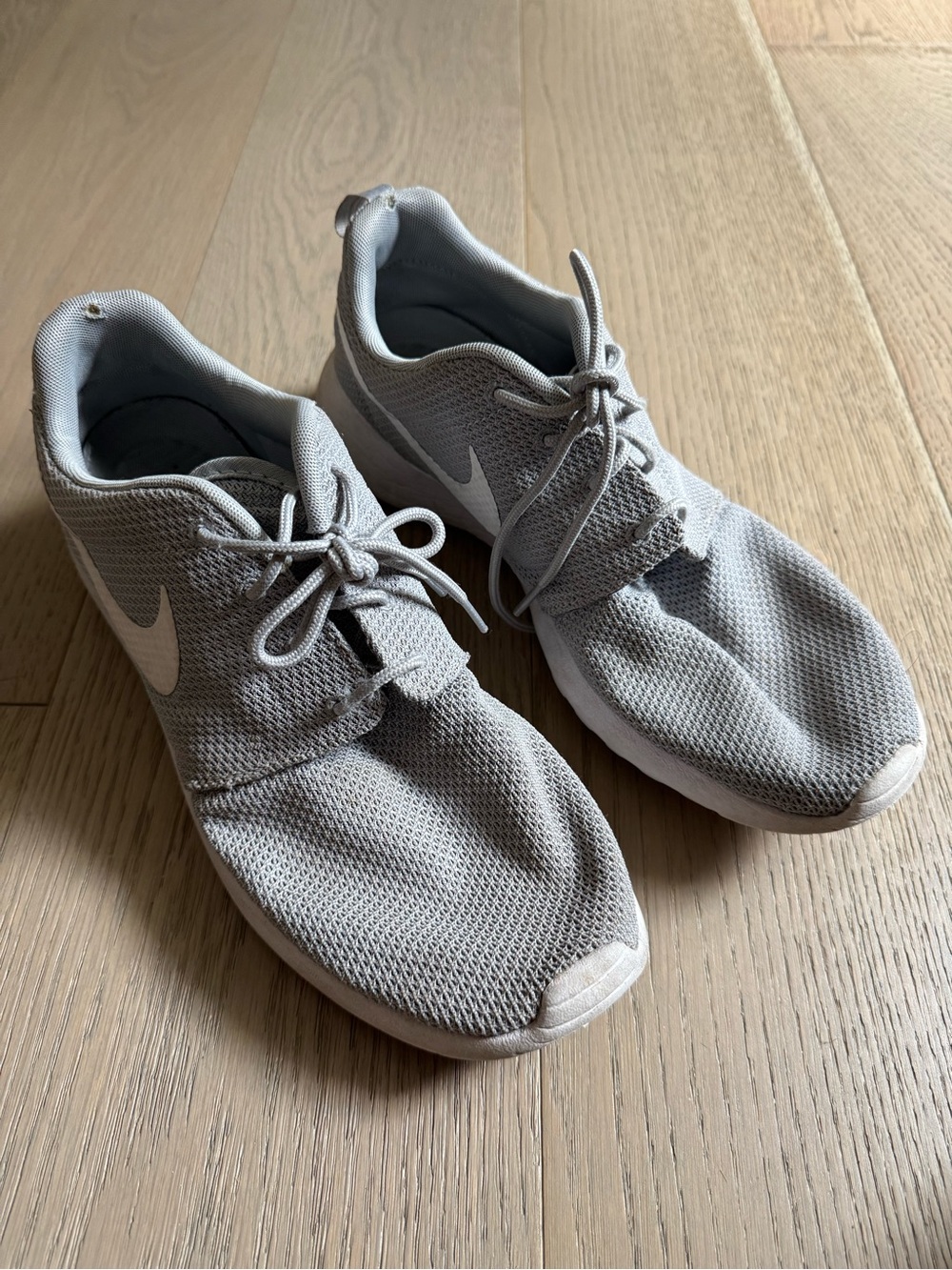 Nike Men’s Light Gray Mesh Sneakers
